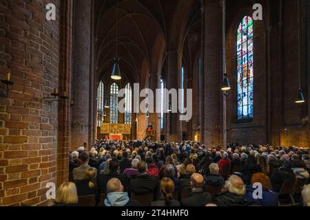 Nach siebenjaehriger Bau- und Planungszeit ist am Dienstag 31.10.2023 in der evangelischen Marktkirche in Hannover das umstrittene Reformationsfenster Foto rechts des Kuenstlers Markus Luepertz eingeweiht worden. Das Kunstwerk bringe Irritationen mit sich und ermoegliche so einen anderen Blick auf Martin Luther, sagte der hannoversche Landesbischof Ralf Meister im Einweihungsgottesdienst am Reformationstag vor rund 800 Besuchern: Wir sehen einen getriebenen, von Selbstzweifeln geplagten Menschen, innerlich zerrissen. Das rege dazu an, ueber das eigene Leben und die eigene Existenz nachdenke Stockfoto