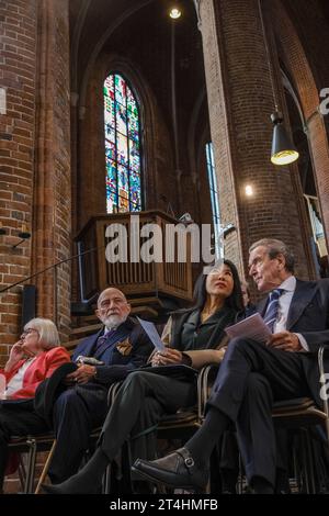 Nach siebenjaehriger Bau- und Planungszeit ist am Dienstag 31.10.2023 in der evangelischen Marktkirche in Hannover das umstrittene Reformationsfenster des Kuenstlers Markus Luepertz eingeweiht worden. Foto v.l.: Kuenstler Markus Luepertz Lüpertz so-yeon Schroeder-Kim Altbundeskanzler Gerhard Schroeder SPD, Schröder. Das Kunstwerk bringe Irritationen mit sich und ermoegliche so einen anderen Blick auf Martin Luther, sagte der hannoversche Landesbischof Ralf Meister im Einweihungsgottesdienst am Reformationstag vor rund 800 Besuchern: Wir sehen einen getriebenen, von Selbstzweifeln geplagten me Stockfoto