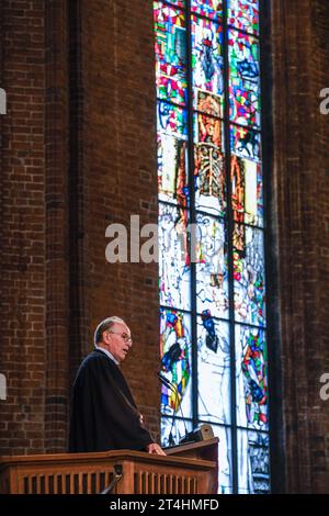 Nach siebenjaehriger Bau- und Planungszeit ist am Dienstag 31.10.2023 in der evangelischen Marktkirche in Hannover das umstrittene Reformationsfenster des Kuenstlers Markus Luepertz eingeweiht worden. Das Kunstwerk bringe Irritationen mit sich und ermoegliche so einen anderen Blick auf Martin Luther, sagte der hannoversche Landesbischof Ralf Meister Foto im Einweihungsgottesdienst am Reformationstag vor rund 800 Besuchern: Wir sehen einen getriebenen, von Selbstzweifeln geplagten Menschen, innerlich zerrissen. Das rege dazu an, ueber das eigene Leben und die eigene Existenz nachdenken. Unte Stockfoto