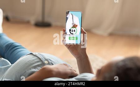 Online-Beratung. Schwangere Frau, Die Den Arzt Auf Dem Smartphone Anruft Stockfoto