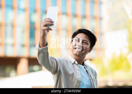 Hübscher junger asiatischer Unternehmer, der Selfie auf der Straße macht Stockfoto