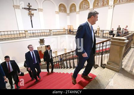 Markus SOEDER Ministerpraesident Bayern und CSU Vorsitzender, Ankunft im Landtag, im Treppenhaus., Wahl und Vereidigung des Bayerischen Ministerpraesidenten am 31.10.2023 im Bayerischen Landtag, Maximilianeum in München *** Markus SOEDER Ministerpräsident von Bayern und CSU Vorsitzender, Ankunft im Landtag, in der Treppe, Wahl und Vereidigung des Bayerischen Ministerpräsidenten am 31 10 2023 im Bayerischen Landtag, Maximilianeum in München Credit: Imago/Alamy Live News Stockfoto