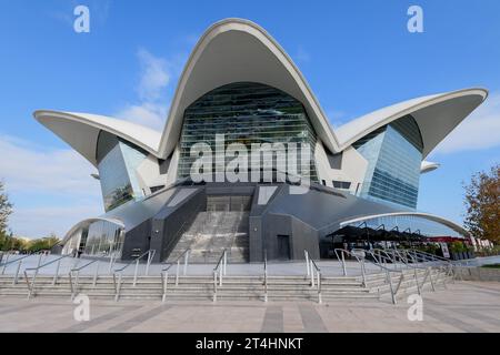 Modernes Einkaufszentrum namens Deniz Mall in Baku von außen. Deniz Mall Shopping in Baku, Aserbaidschan. Stockfoto