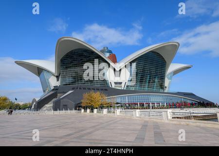 Deniz Mall Shopping in Baku, Aserbaidschan. Modernes Einkaufszentrum namens Deniz Mall in Baku von außen. Stockfoto