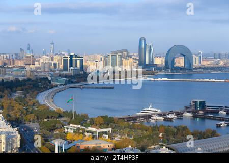 Moderne Skyline von Baku. Moderne Uferpromenade von Baku, Aserbaidschan vor dem Kaspischen Meer. Moderne Wolkenkratzer in Baku. Stockfoto