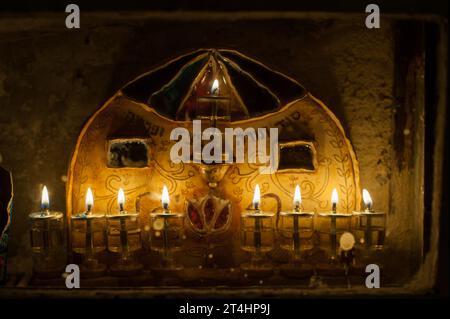 Eine Hanukka-Menora in Jerusalem, Israel, wo es traditionell ist, Öl in kleinen Glasfläschchen anstelle von Wachskerzen zu verbrennen, um die Feier des Th zu feiern Stockfoto