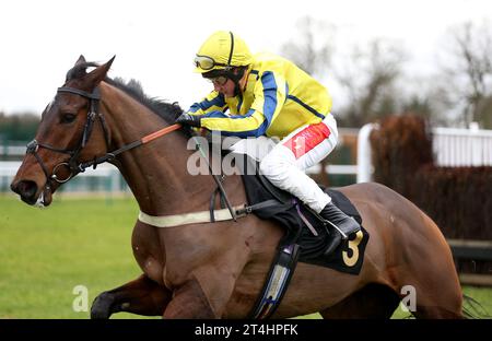 Aktenfoto vom 14.01.2023 von Haddex des Obeaux geritten von Jamie Moore, der den Wigley Support Fund Edward Courage Cup Handicap Chase gewann. Haddex des Obeaux hat entweder einen Cheltenham-Rückflug für die Shloer Chase oder den Tingle Creek auf seinem Programm, nachdem er am Samstag im Prestbury Park zum letzten Mal einen Keuschschlag erlitten hatte. Ausgabedatum: Dienstag, 31. Oktober 2023. Stockfoto