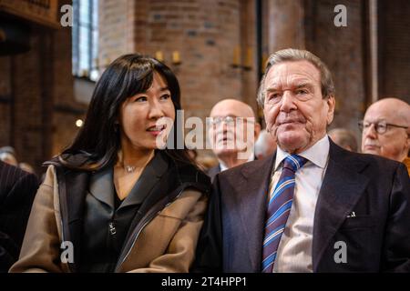 Nach siebenjaehriger Bau- und Planungszeit ist am Dienstag 31.10.2023 in der evangelischen Marktkirche in Hannover das umstrittene Reformationsfenster des Kuenstlers Markus Luepertz eingeweiht worden. Foto: So-yeon Schroeder-Kim Altbundeskanzler Gerhard Schroeder SPD, Schröder. Das Kunstwerk bringe Irritationen mit sich und ermoegliche so einen anderen Blick auf Martin Luther, sagte der hannoversche Landesbischof Ralf Meister im Einweihungsgottesdienst am Reformationstag vor rund 800 Besuchern: Wir sehen einen getriebenen, von Selbstzweifeln geplagten Menschen, innerlich zerrissen. Das rege d Stockfoto