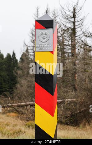 Historische Grenzsäule der Deutschen Demokratischen Republik (DDR, Ostdeutschland). Ehemaliger innerdeutscher Grenzübergang. Deutscher Grüner Gürtel, Nationalpark Harz. Stockfoto