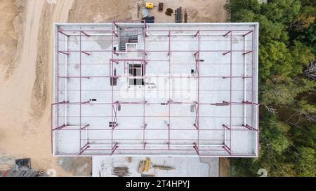 Das Dach eines im Bau befindlichen Gebäudes besteht aus monolithischem Beton. Blick von oben Stockfoto