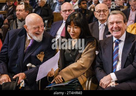 Nach siebenjaehriger Bau- und Planungszeit ist am Dienstag 31.10.2023 in der evangelischen Marktkirche in Hannover das umstrittene Reformationsfenster des Kuenstlers Markus Luepertz eingeweiht worden. Foto v.l.: Kuenstler Markus Luepertz Lüpertz so-yeon Schroeder-Kim Altbundeskanzler Gerhard Schroeder SPD, Schröder. Das Kunstwerk bringe Irritationen mit sich und ermoegliche so einen anderen Blick auf Martin Luther , sagte der hannoversche Landesbischof Ralf Meister im Einweihungsgottesdienst am Reformationstag vor rund 800 Besuchern: Wir sehen einen getriebenen, von Selbstzweifeln geplagten me Stockfoto