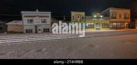 Dawson City, Yukon, Kanada - 06. Oktober 2023: Schneebedeckter Blick auf den Dawson City General Store auf der Front Street Stockfoto