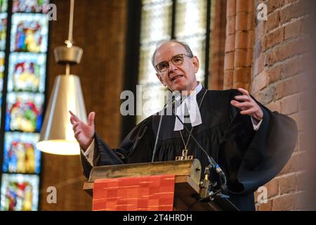 Nach siebenjaehriger Bau- und Planungszeit ist am Dienstag 31.10.2023 in der evangelischen Marktkirche in Hannover das umstrittene Reformationsfenster des Kuenstlers Markus Luepertz eingeweiht worden. Das Kunstwerk bringe Irritationen mit sich und ermoegliche so einen anderen Blick auf Martin Luther , sagte der hannoversche Landesbischof Ralf Meister Foto im Einweihungsgottesdienst am Reformationstag vor rund 800 Besuchern: Wir sehen einen getriebenen, von Selbstzweifeln geplagten Menschen, innerlich zerrissen. Das rege dazu an, ueber das eigene Leben und die eigene Existenz nachdenken. Unte Stockfoto