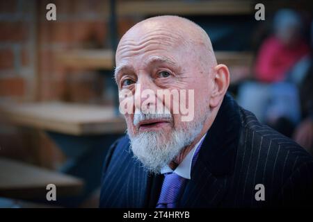 Nach siebenjaehriger Bau- und Planungszeit ist am Dienstag 31.10.2023 in der evangelischen Marktkirche in Hannover das umstrittene Reformationsfenster des Kuenstlers Markus Luepertz Lüpertz Foto eingeweiht worden. Das Kunstwerk bringe Irritationen mit sich und ermoegliche so einen anderen Blick auf Martin Luther, sagte der hannoversche Landesbischof Ralf Meister im Einweihungsgottesdienst am Reformationstag vor rund 800 Besuchern: Wir sehen einen getriebenen, von Selbstzweifeln geplagten Menschen, innerlich zerrissen. Das rege dazu an, ueber das eigene Leben und die eigene Existenz nachdenk Stockfoto