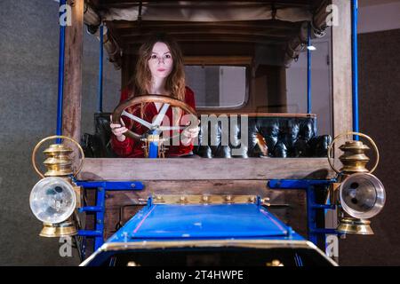 London, Großbritannien. 31. Oktober 2023. 1904 Gladiator 14 PS Vierzylinder Demi-Limousine, Schätzung: £ 300.000-£ 400.000 - Eine Vorschau auf das Goldene Zeitalter des Motorenverkaufs mit Oldtimern, die am Dienstag, den 31. Oktober in der Bonhams New Bond Street stattfinden werden. Guy Bell/Alamy Live News Stockfoto