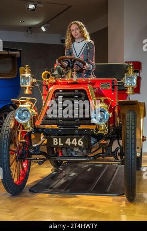 London, Großbritannien. 31. Oktober 2023. Ein Mitarbeiter mit einem 1901 Dürkopp 8 PS starken Zweizylinder-Tonneau im hinteren Bereich, geschätzt: £ 140.000 - £ 160.000, bei einer Vorschau für die Bonhams Cars Golden Age of Motoring Sale. Von den 31 im Angebot angebotenen Fahrzeugen sind 21 vor 1905 und berechtigt, am London to Brighton Vintage Car Run teilzunehmen. Der Verkauf findet am 3. November in den Bonhams New Bond Street Galeries statt. Quelle: Stephen Chung / Alamy Live News Stockfoto