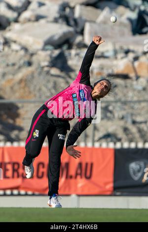 Perth, Australien. 31. Oktober 2023. Perth, Australien, 31. Oktober 2023: Ash Gardner (6 Sydney Sixers) Bowls während des Spiels der Weber Womens Big Bash League 09 zwischen Perth Scorchers und Sydney Sixers auf dem WACA Ground in Perth, Australien (Noe Llamas/SPP) Credit: SPP Sport Press Photo. /Alamy Live News Stockfoto