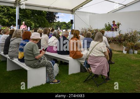 Flowers from the Farm Gastgeber RHS Flower School (Sarah Smith Florist, gibt fachkundige Beratung) - Flower Show, Tatton Park 2023, Cheshire, England, Großbritannien. Stockfoto