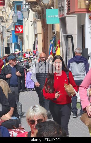 Gruppen mit mehreren Generationen genießen Freizeit in einem Bar-Restaurant und stöbern in den Schaufenstern in Valletta, Malta, April 2023. Stockfoto