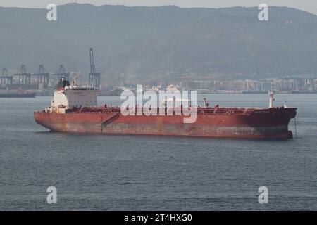 Nach dem Abladen seiner Ladung fährt der 48.000 Tonnen schwere Öltanker „Arctic Char“ im September 2022 hoch aus dem Wasser vor Anker im Hafen von Gibraltar. Stockfoto