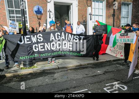 London, Großbritannien. 31. Oktober 2023. Proteste außerhalb für einen Waffenstillstand und eine Änderung der palästinensischen Politik durch die Partei. Sir Keir Starmer, Vorsitzender der Labour Party, verlässt das Chatham House in der Londoner Innenstadt, nachdem er eine Rede über den Hamas-Israel-Krieg und den Weg nach vorn gehalten hat. Beide Eingänge des Chatham House sind von Demonstranten umgeben, sowie von einer starken Polizeipräsenz. Quelle: Imageplotter/Alamy Live News Stockfoto