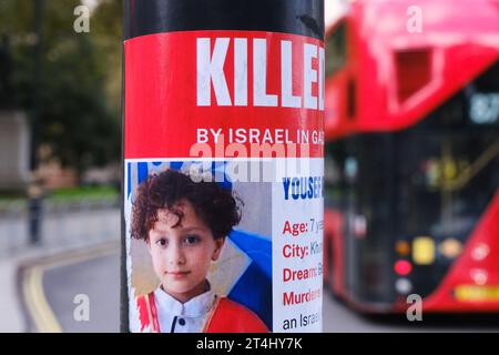 London, Großbritannien. 31. Oktober 2023. Hamas Israel Krieg. Pro Palastine Poster in Westminster. Quelle: Matthew Chattle/Alamy Live News Stockfoto