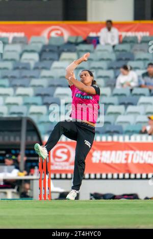 Perth, Australien. 31. Oktober 2023. Perth, Australien, 31. Oktober 2023: Chloe Tryon (25 Sydney Sixers) Bowls während des Spiels der Weber Womens Big Bash League 09 zwischen Perth Scorchers und Sydney Sixers auf dem WACA Ground in Perth, Australien (Noe Llamas/SPP) Credit: SPP Sport Press Photo. /Alamy Live News Stockfoto