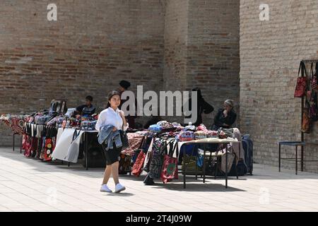 Usbekische Menschen unter den Doppelgebäuden im Ak-Saray-Palast in Shahrisabz, Usbekistan Stockfoto