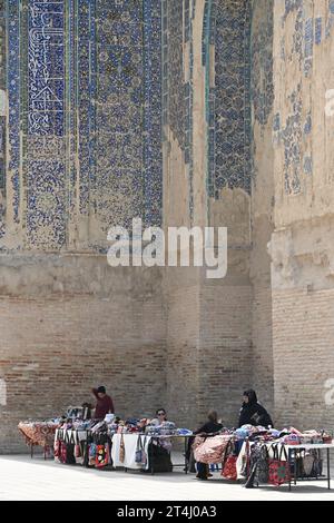 Usbekische Menschen unter den Doppelgebäuden im Ak-Saray-Palast in Shahrisabz, Usbekistan Stockfoto