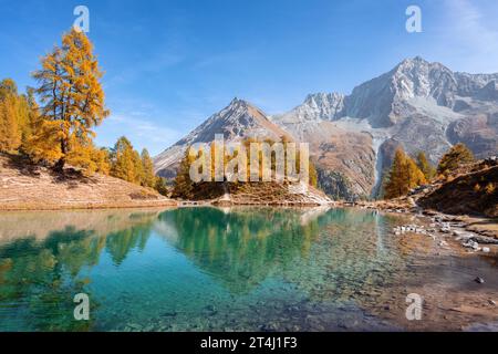 LAC Bleu in Arolla, Schweiz, am Fuße des Val d'Hérens. Stockfoto