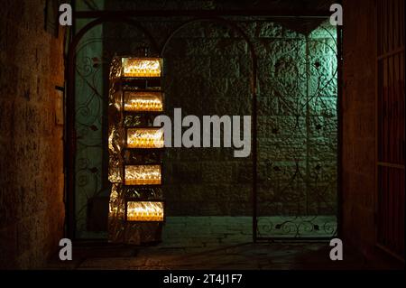 Glühende Hanukkah-Menorahs, beleuchtet mit kleinen Röhrchen mit Ölbrand in einem schützenden Glasgehäuse außerhalb eines Wohngebäudes in Jerusalem während der Feierlichkeiten Stockfoto