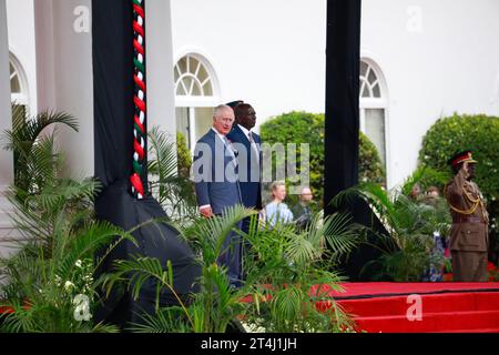 Nairobi, Kenia. 31. Oktober 2023. (L-R) König Karl III. Und Kenias Präsident William Ruto stehen still, während die Nationalhymne im State House in Nairobi gespielt wird. König Karl III. Und Königin Camilla sind auf Einladung von Präsident William Ruto zu einem viertägigen Staatsbesuch in Kenia. Quelle: SOPA Images Limited/Alamy Live News Stockfoto