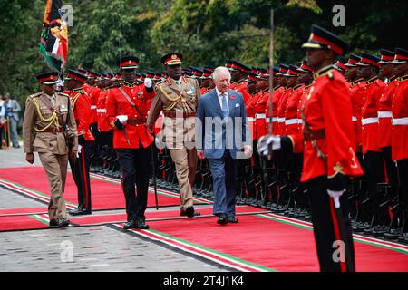 Nairobi, Kenia. 31. Oktober 2023. König Karl III. Inspiziert während einer Begrüßungszeremonie im State House in Nairobi eine Ehrenwache der kenianischen Streitkräfte. König Karl III. Und Königin Camilla sind auf Einladung von Präsident William Ruto zu einem viertägigen Staatsbesuch in Kenia. Quelle: SOPA Images Limited/Alamy Live News Stockfoto