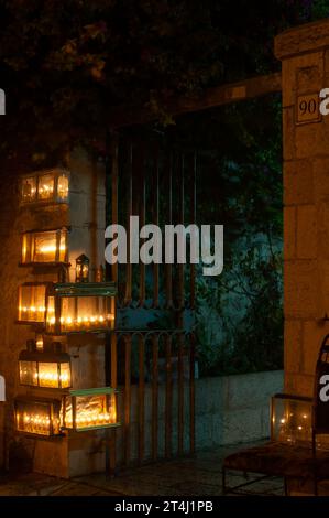 Glühende Hanukkah-Menorahs, beleuchtet mit kleinen Röhrchen mit Ölbrand in einem schützenden Glasgehäuse außerhalb eines Wohngebäudes in Jerusalem während der Feierlichkeiten Stockfoto