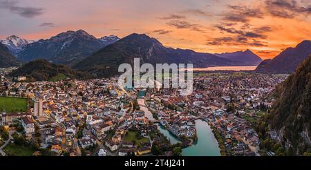 Interlaken, Schweiz mit Blick auf die Aare in der Abenddämmerung. Stockfoto