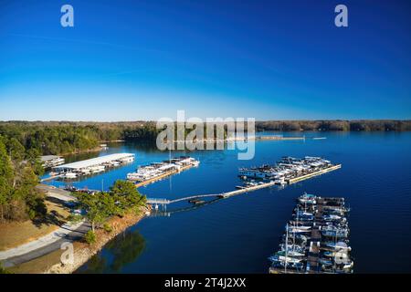 Luftaufnahme der Boote und Yachten, die im Yachthafen auf dem See Lanier angedockt sind, umgeben von üppigen grünen Bäumen in Buford Georgia USA Stockfoto