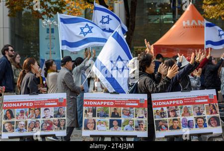 Seoul, Südkorea. 31. Oktober 2023. Israelische Unterstützer veranstalten in der Nähe der israelischen Botschaft im Zentrum von Seoul eine Demonstration für Frieden in Israel, auf der Fotos von von von der Hamas entführten Personen gezeigt werden. Eine südkoreanische christliche Gruppe, die Israel unterstützte, hielt eine Kundgebung für Frieden in Israel in der Nähe der israelischen Botschaft im Zentrum von Seoul ab. Quelle: SOPA Images Limited/Alamy Live News Stockfoto