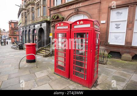 Rote Briefkästen und rote Telefonkästen vor dem ehemaligen Postamt, Wallgate. Wigan Borough von Greater Manchester. Bild in Großbritannien: Garyroberts/World Wide Features. Stockfoto