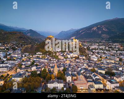 Sion, Schweiz im Kanton Wallis zur blauen Stunde. Stockfoto