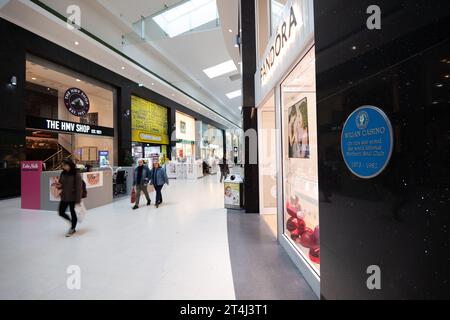 Blaue Plakette für den ehemaligen Veranstaltungsort des Northern Soul Wigan Casino. Grand Arcade Shopping Center des ehemaligen Wigan Casino. Wigan Borough von Greater Manches Stockfoto