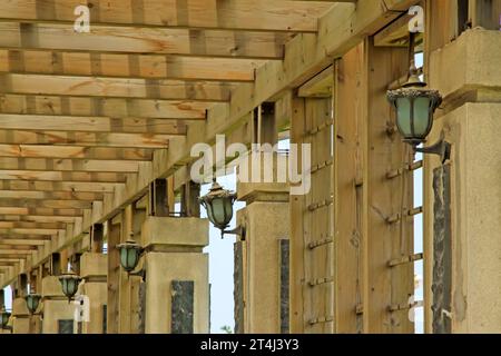 Holzkorridor im Park, Nahaufnahme des Fotos Stockfoto