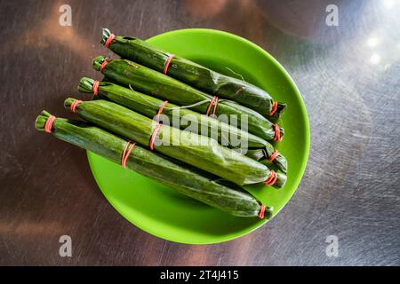 Verpackung von Bananenblättern für vietnamesische gedämpfte Schweinefleischwurst - gio lua Stockfoto