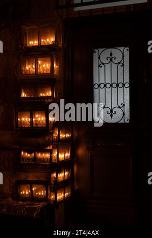 Glühende Hanukkah-Menorahs, beleuchtet mit kleinen Röhrchen mit Ölbrand in einem schützenden Glasgehäuse außerhalb eines Wohngebäudes in Jerusalem während der Feierlichkeiten Stockfoto