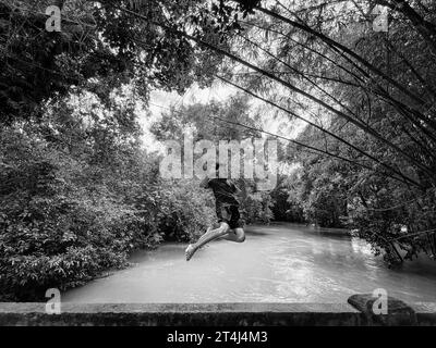 Kambodscha, Kampong Phluk, tauchen in den tosenden Fluss Stockfoto