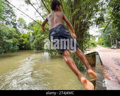 Kambodscha, Kampong Phluk, tauchen in den tosenden Fluss Stockfoto