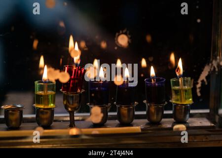 Mehrfarbige Glasfläschchen enthalten Öl und Dochte, um die Hanukkah-Menora während der Feier des Lichterfestes in Israel anzuzünden. Stockfoto