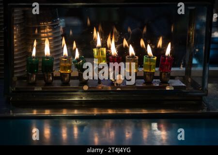 Mehrfarbige Glasfläschchen enthalten Öl und Dochte, um die Hanukkah-Menora während der Feier des Lichterfestes in Israel anzuzünden. Stockfoto