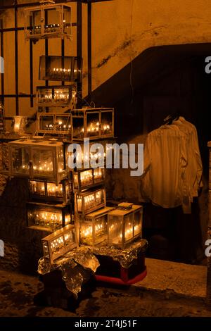 Glühende Hanukkah-Menorahs, beleuchtet mit kleinen Röhrchen mit Ölbrand in einem schützenden Glasgehäuse außerhalb eines Wohngebäudes in Jerusalem während der Feierlichkeiten Stockfoto