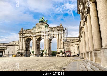 Triumphbogen, dreifacher Gedenkbogen mit Quadriga und Königsmuseum der Streitkräfte und Militärgeschichte, Parc du Cinquantenaire, Brussel Stockfoto