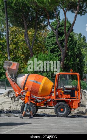 Kleiner Zementwagen zum Transport und Drehen von trockenem Zement durch geschulten Bediener Stockfoto